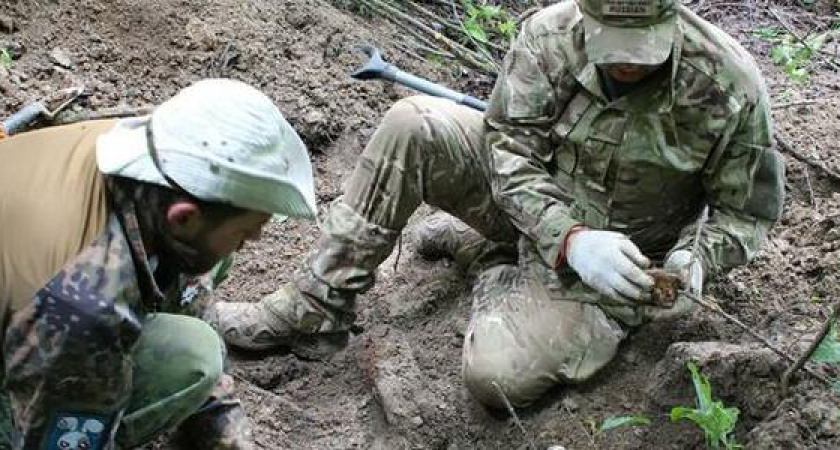 Личные вещи и оружие: поисковики организовали выставку экспонатов времен войны, найденных в окрестностях Новороссийска